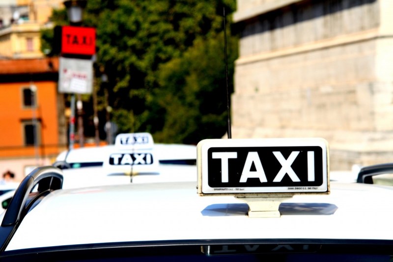 taxis-NICE-min_taxi_auto_rome_road_white-1051610